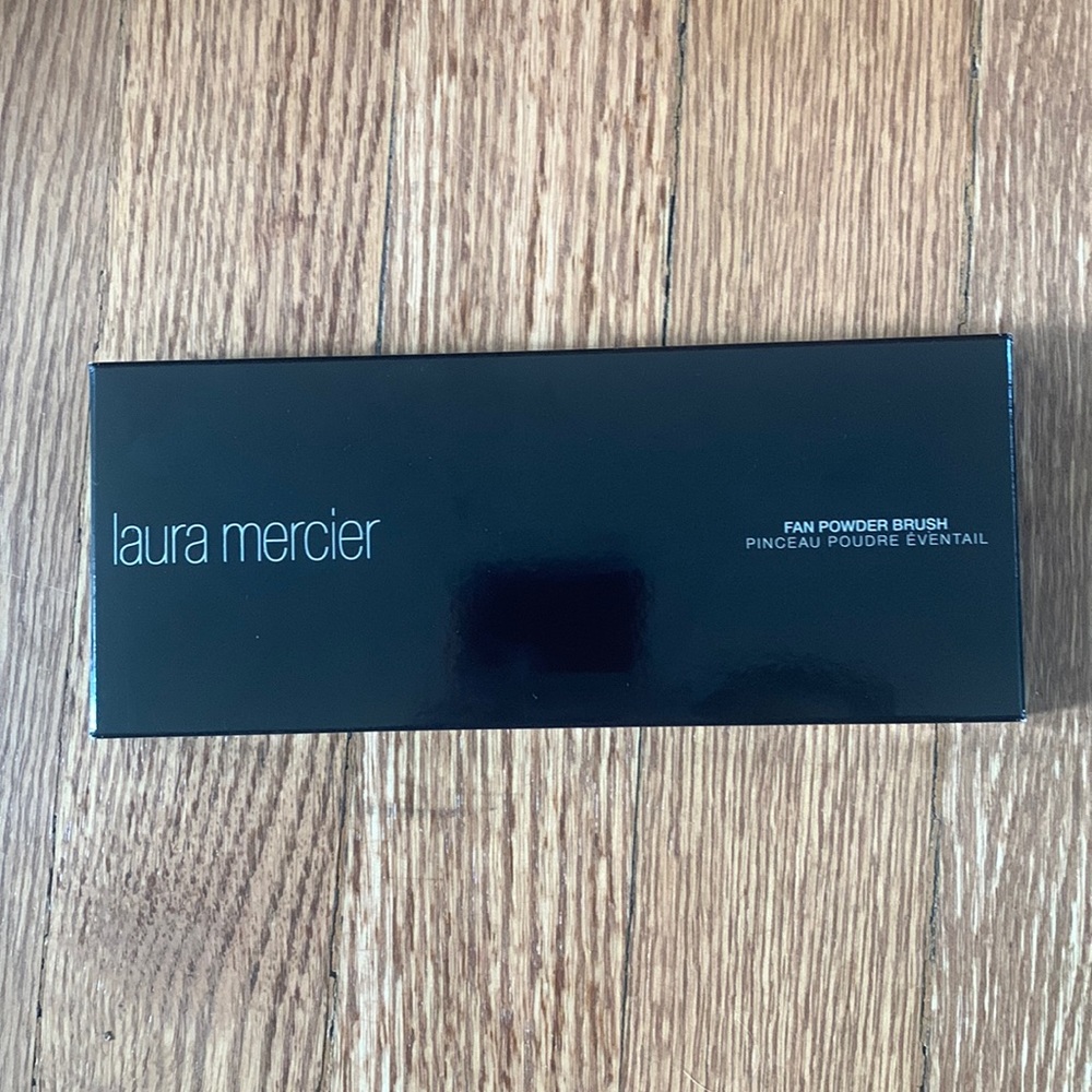 Laura Mercier fan powder brush